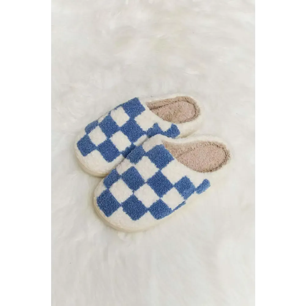 Indulge in Luxury Fashion with Plush Slippers for Stylish Relaxation