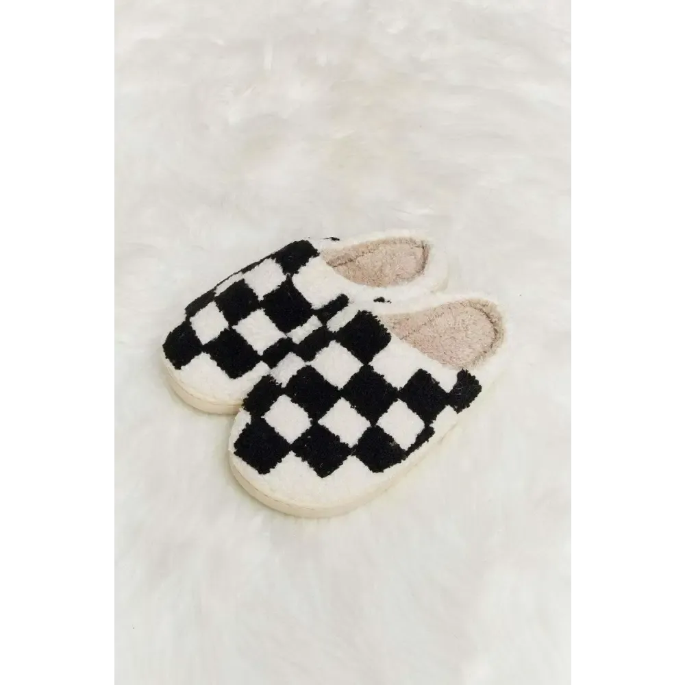 Indulge in Luxury Fashion with Plush Slippers for Stylish Relaxation