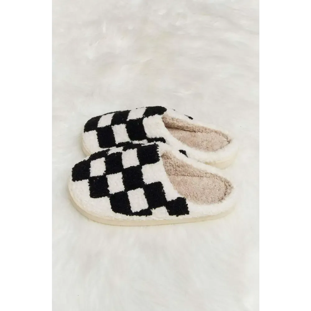 Indulge in Luxury Fashion with Plush Slippers for Stylish Relaxation