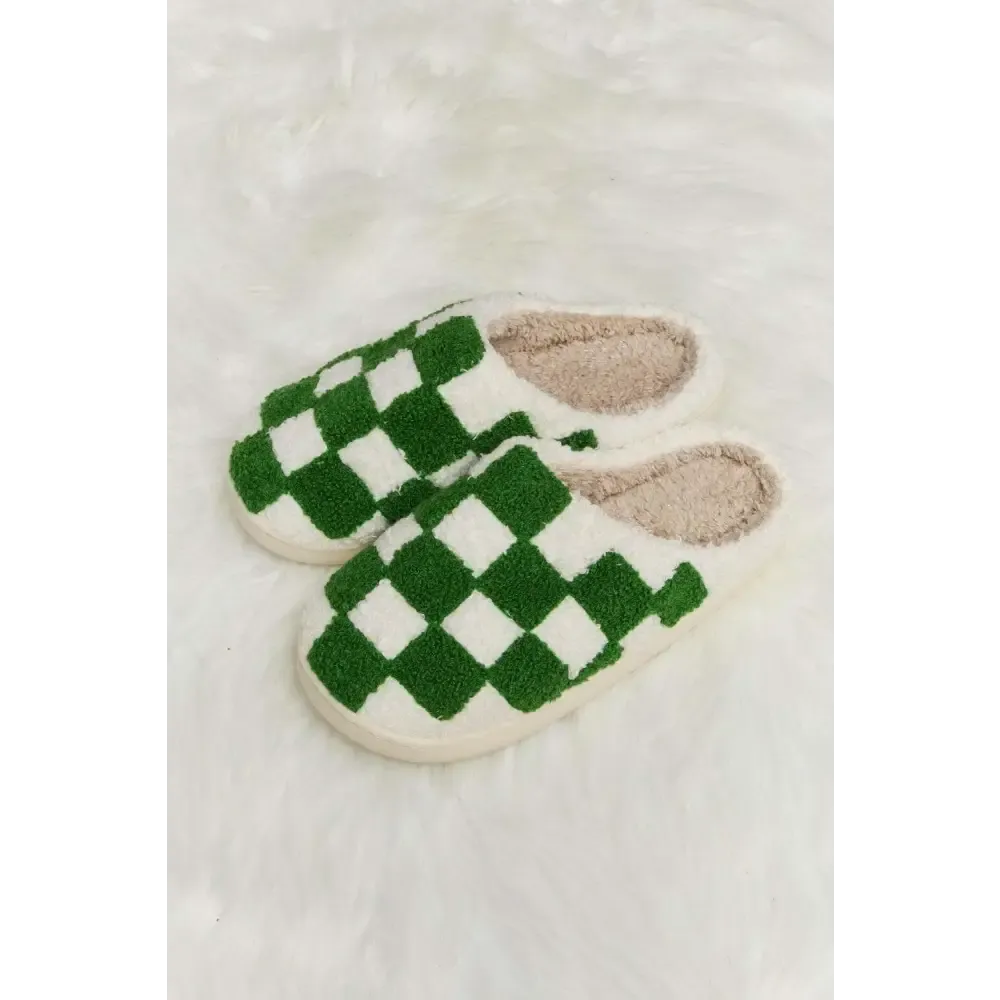 Indulge in Luxury Fashion with Plush Slippers for Stylish Relaxation